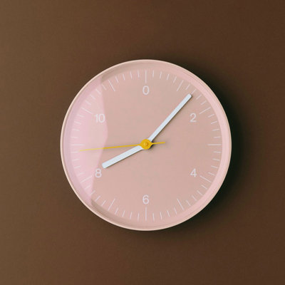 Horloges murales analogiques rondes roses