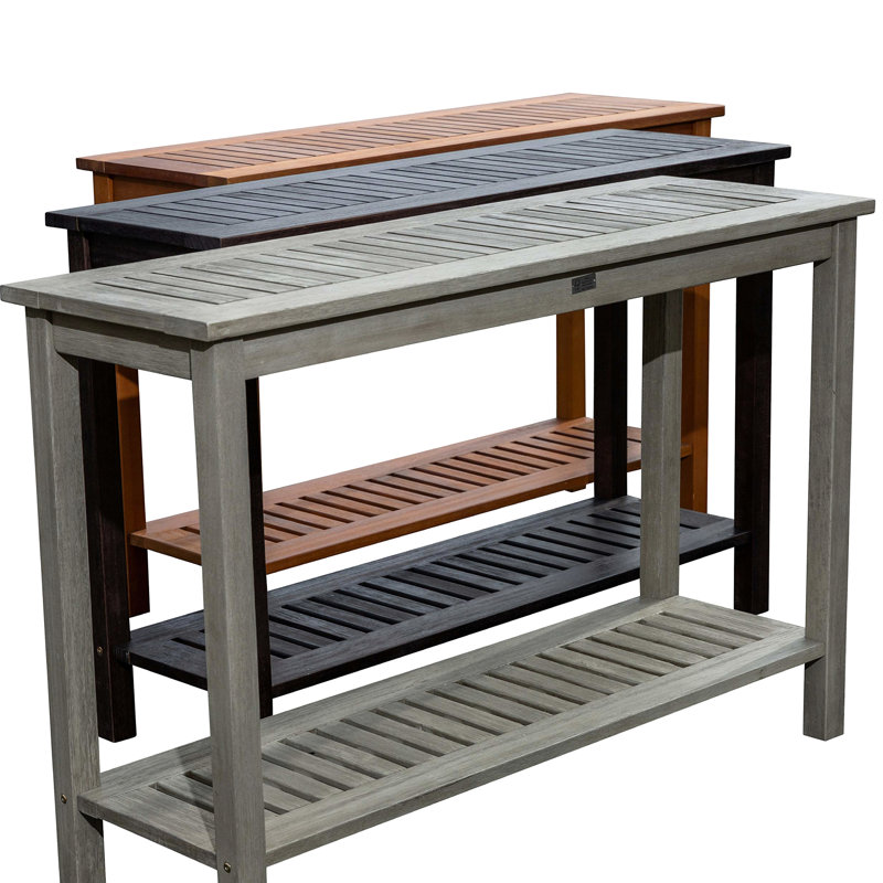 La console en eucalyptus gris argenté et la table d'extérieur pour votre table de jardin rehaussent l'espace de divertissement