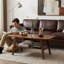 Table basse Mid-Century moderne en chêne massif avec rangement à 2 niveaux-129268065