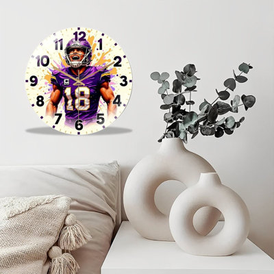 Horloge murale de football avec art du joueur Vikings, éclaboussures de peinture, chiffres à deux dimensions, mouvement à quartz silencieux et façade en verre trempé. Décoration murale idéale pour les salles de jeux et les espaces amateurs de football.