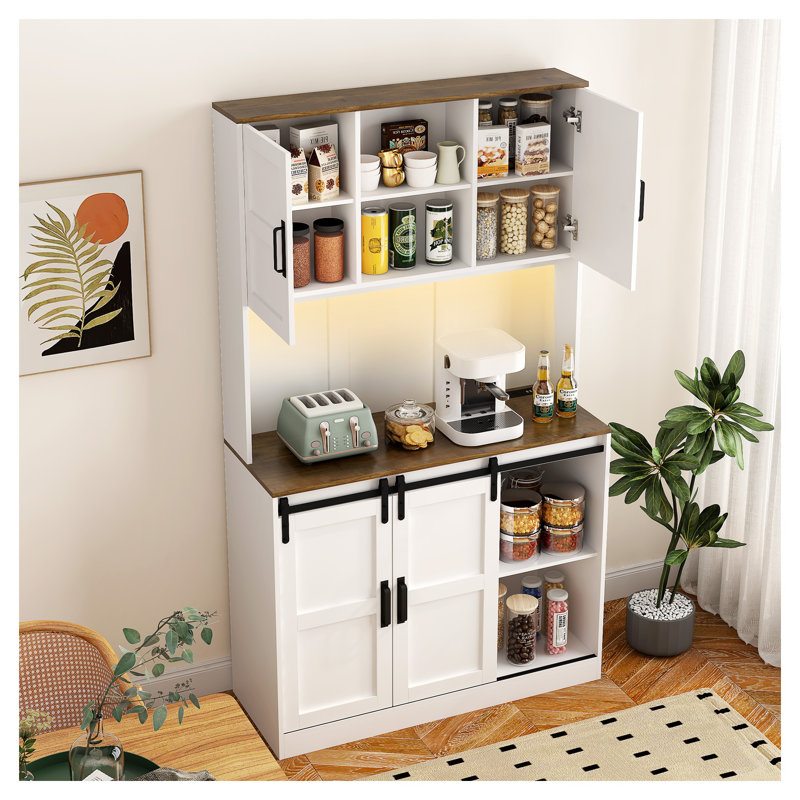 Bar ferme avec porte de grange coulissante, grand buffet de cuisine avec tablettes réglables et support à vin, station de café blanche avec prises de courant