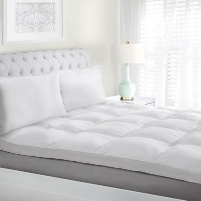 Surmatelas de 2 po en duvet synthétique hypoallergénique toutes saisons Benita