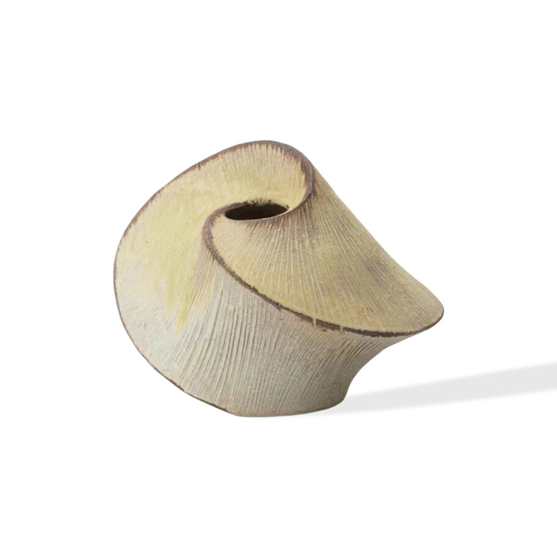 Vase en céramique texturé sculptural fabriqué à la main pour une décoration moderne de table