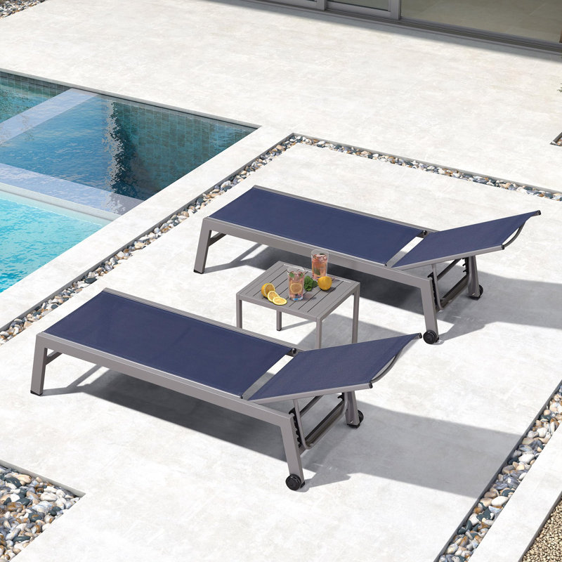Chaise longue d'extérieur Ebern Designs avec roues faciles à déplacer par un cadre en aluminium gris clair pour la plage