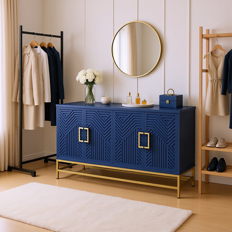 Buffet rétro bleu avec portes sculptées et base en métal doré, buffet de rangement à 4 portes pour le salon