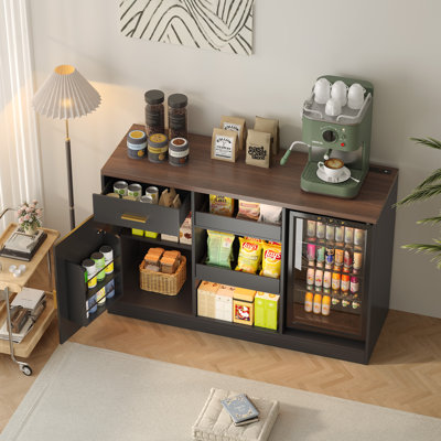 Armoire-bar en bois avec rangement pour réfrigérateur à boissons, lumières RVB réglables, prises de courant intégrées et nombreuses tablettes - la station de café idéale pour le salon et le cinéma maison