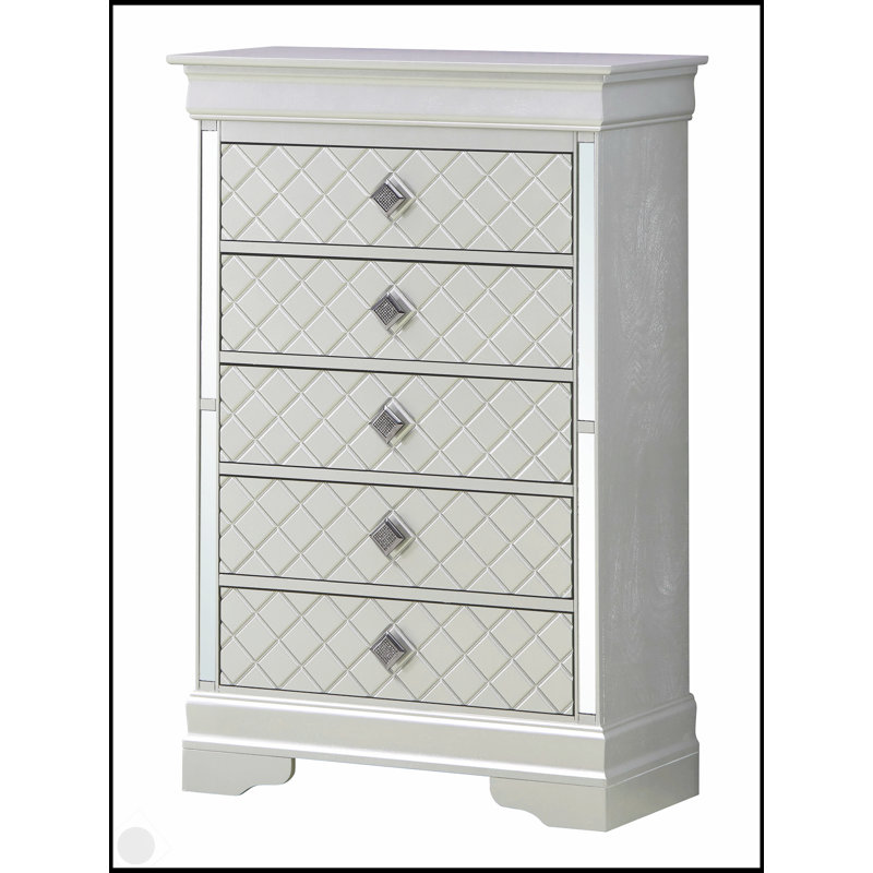 Commode Verona G6700-CH avec accents de lumière DEL et poignées de tiroir chromées, alliant élégance traditionnelle et sophistication moderne