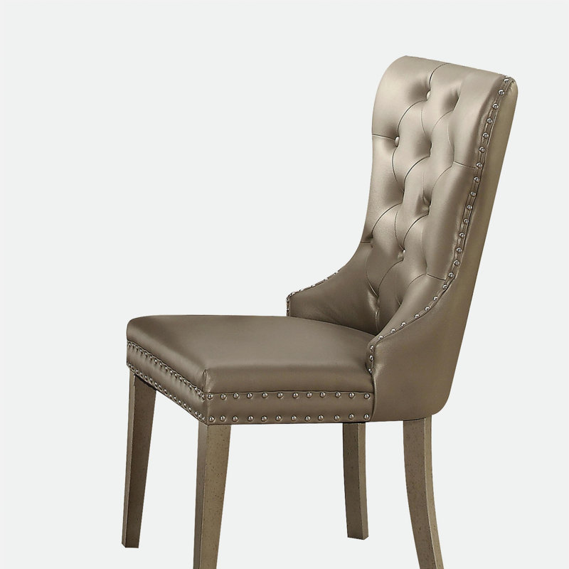 Ensemble de 2 chaises d'appoint en cuir synthétique et finition champagne Kacela