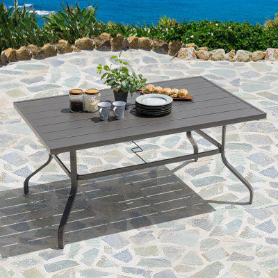 Table de salle à manger d'extérieur rectangulaire en fer thermolaqué 60,6 po pour 6 personnes avec trou pour parasol 1,57 po, plateau en lattes de fer et structure en fer thermolaqué pour l'extérieur