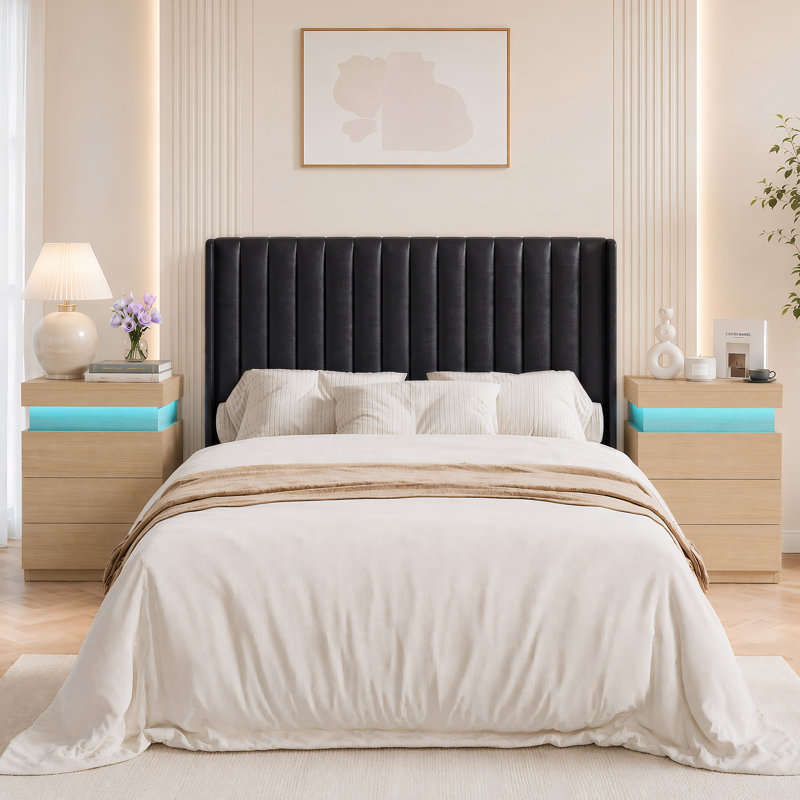 Ensemble de chambre à coucher 3 pièces Avelyn, lit plateforme tapissier et table de chevet 2 lumières DEL avec station de charge