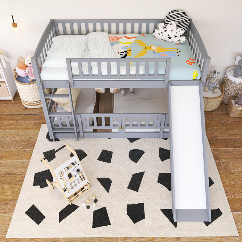 Lit superposé simple au-dessus d'un lit simple avec clôture et échelle en bois, Gris