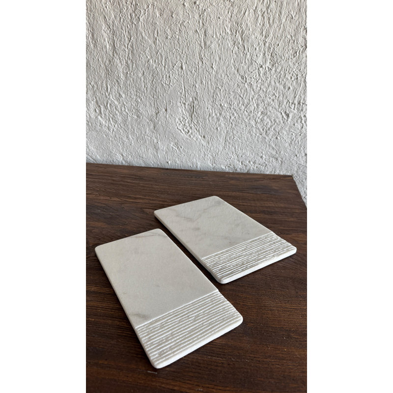 Ensemble de présentation en marbre blanc dentelé
