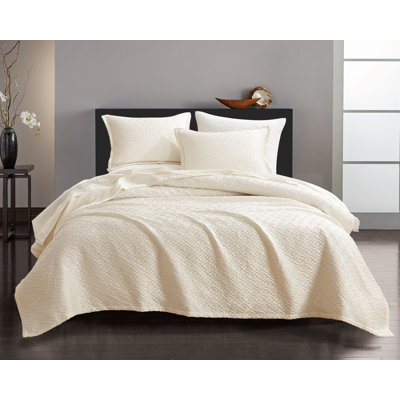 Ensemble de couvre-lit matelassé 3 pièces Nue Honeycomb Luxe Disponible en trois coloris.