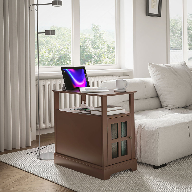 Table de bout fonctionnelle avec station de charge, offrant un rangement caché et une tablette ouverte pour une organisation facile dans les espaces de vie